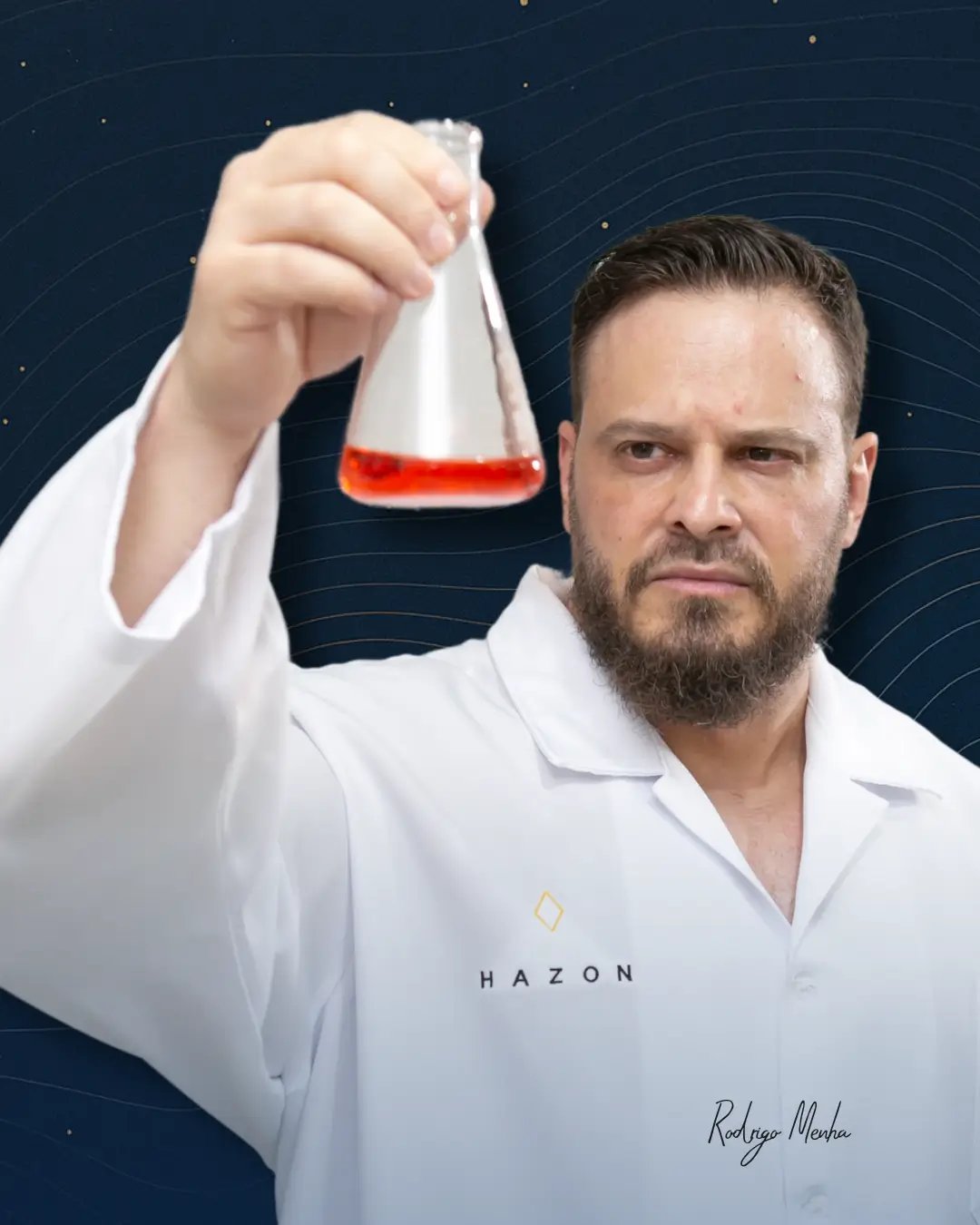 Rodrigo Menha, químico, em laboratório